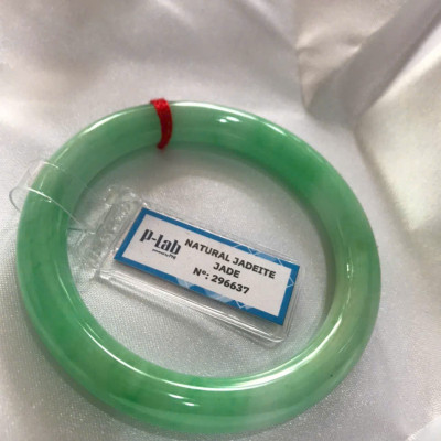 Chiếc Vòng Tay Đá Ngọc Cẩm Thạch Tự Nhiên Vip Lý Đẹp Ni 53mm x chột 8,2mm kiểm định kèm giấy chứng nhận P Lab Ni 296637 Màu Xanh Lý Tươi trắng xanh nhẹ bóng mượt sịn sang nữ 52kg - 60kg đeo ạ