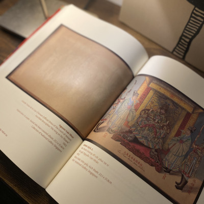 Nghệ Thuật Minh Họa Áo Mũ Thời Nguyễn Đầu Thế Kỷ XX