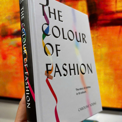 Sách - The Colour of Fashion: The Story of Clothes in Ten Colours by Caroline Young - Sách nghệ thuật, tiếng anh