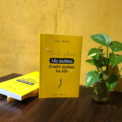 Hạnh phúc tắc đường ở một quãng xa xôi - Tác giả: Hai Mươi - Không nên là những nhớ nhung phù phiếm, những tương lai bị buộc quá chặt để đến lúc đứt gãy sẽ chẳng thể nào hàn gắn, ngay trong những lỗ hổng của chính bản thân mình