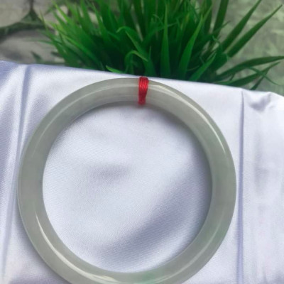 VÒNG TAY ĐÁ CẨM THẠCH MỚI TRẮNG LÝ 54  Size vòng 54mm x dầy 8mm  MÀU TRẮNG BÓNG CHẤM XANH LÝ NỮ 54kg đến 64kg Đeo