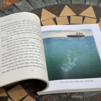 (Tái bản 2023 – Minh hoạ màu) CHUYẾN PHIÊU LƯU KỲ DIỆU CỦA EDWARD TULANE – Kate DiCamillo – Phương Huyên dịch – Nhã Nam 