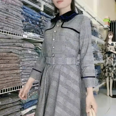 Đầm A kèm belt với cổ búp bê xinh xắn.