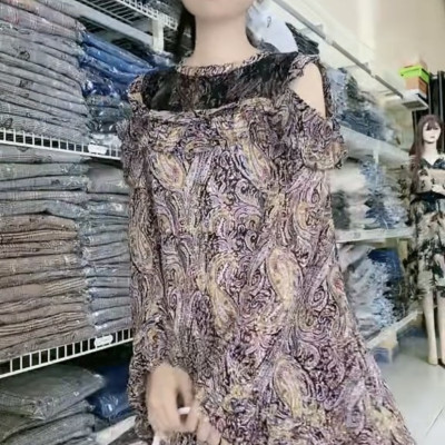 Đầm hở vai xếp ly tay cánh quạt quý phái mát mẻ vừa nữ tính vừa giúp thon gọn bắp tay.