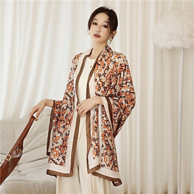 Khăn lụa dáng dài phong cách Tây Âu giúp giữ ấm, choàng cổ và chống lạnh với nhiều màu sắc và sang trọng
