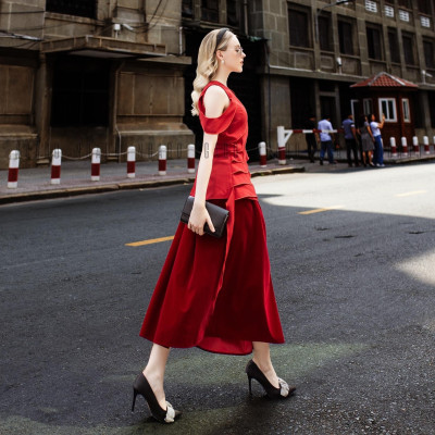 Áo đỏ cổ khoét vai NGADO