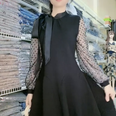 Đầm dự tiệc màu đen sang trọng, gọn người và dễ phối đồ.