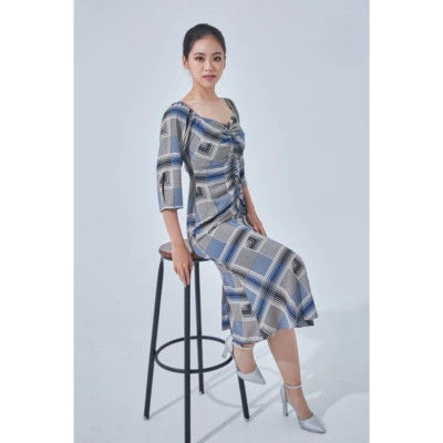 Đầm lụa dài dáng ôm viền chun dài giữa ngực Maxivic, La Mộc - LM0122135