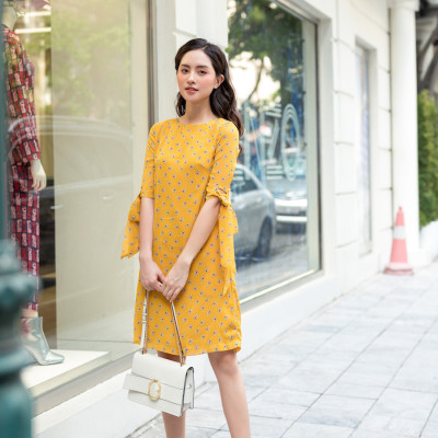 De Leah - Đầm Suông Tay Lỡ Dây Nơ - Vàng hoạ tiết