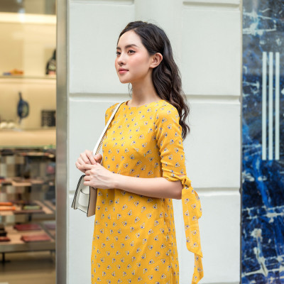 De Leah - Đầm Suông Tay Lỡ Dây Nơ - Vàng hoạ tiết