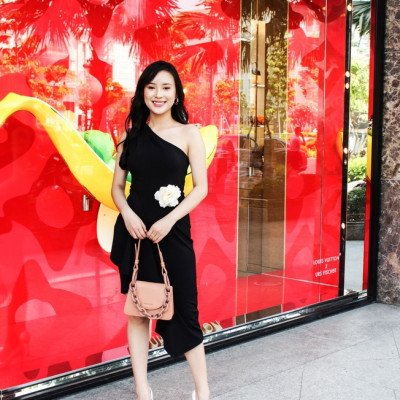 Đầm ôm vai xéo kèm hoa xinh xắn MS 2519