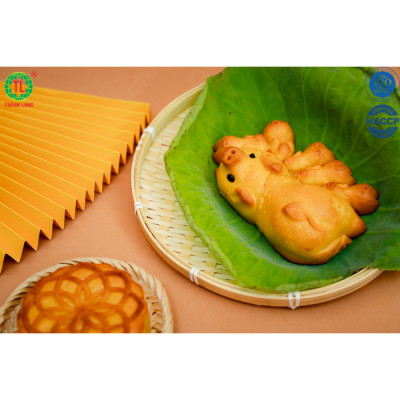 BÁNH TRUNG THU BẦY HEO 5 CON NHÂN DỪA 250 G THÀNH LONG ( CÓ NHÂN TRONG HEO CON, CÓ TRỨNG TRONG HEO MẸ) - VIỆT NAM