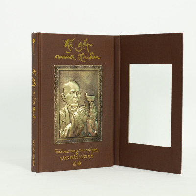 (Ấn bản đặc biệt giới hạn 114c - Tranh đồng khắc hình Thiền sư Thích Nhất Hạnh) ĐI GẶP MÙA XUÂN - Tăng thân Làng Mai - Thái Hà Books