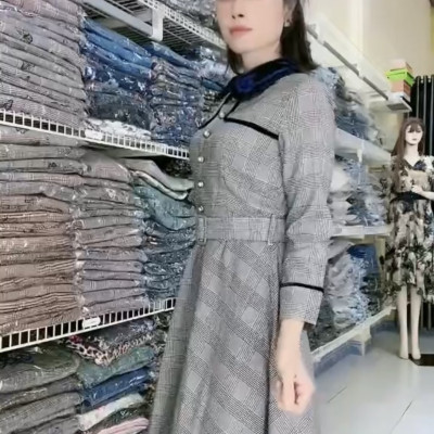 Đầm A kèm belt với cổ búp bê xinh xắn.