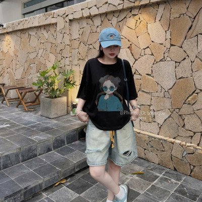 Set áo in cô gái mix quần jean ngố