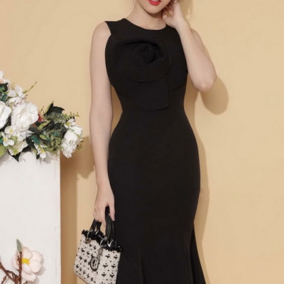 ĐẦM ĐÍNH HOA HỒNG LỚN TRƯỚC NGỰC