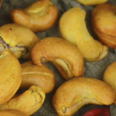 Combo Hạt Điều Rang Muối Tách Vỏ Lụa Hải Long (250g) + Hạt Điều Nghệ Mật Ong Hải Long (250g)